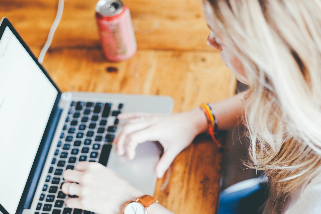 une femme utilise son ordinateur portable sur un bureau