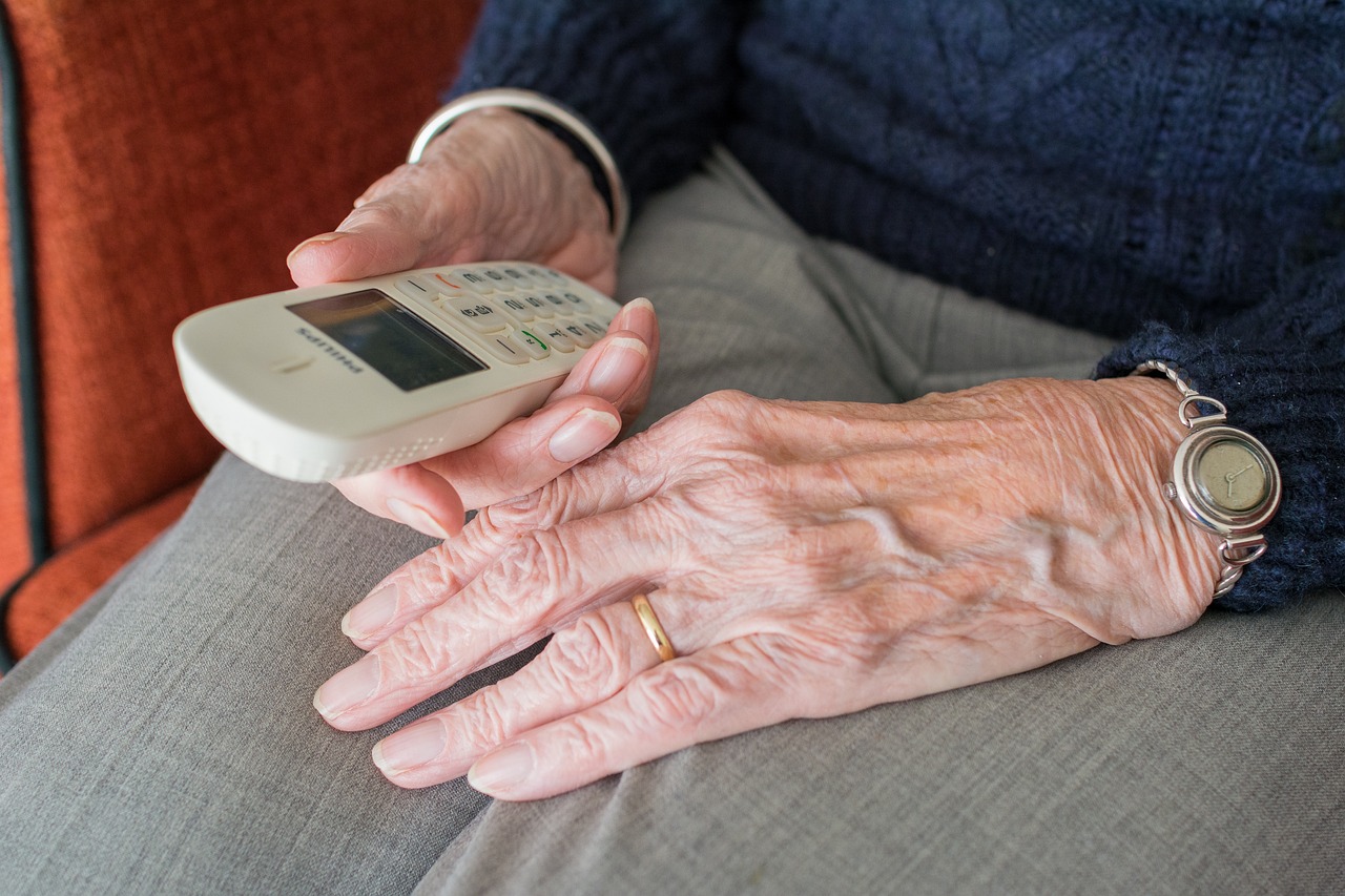 personne âgée tenant un téléphone