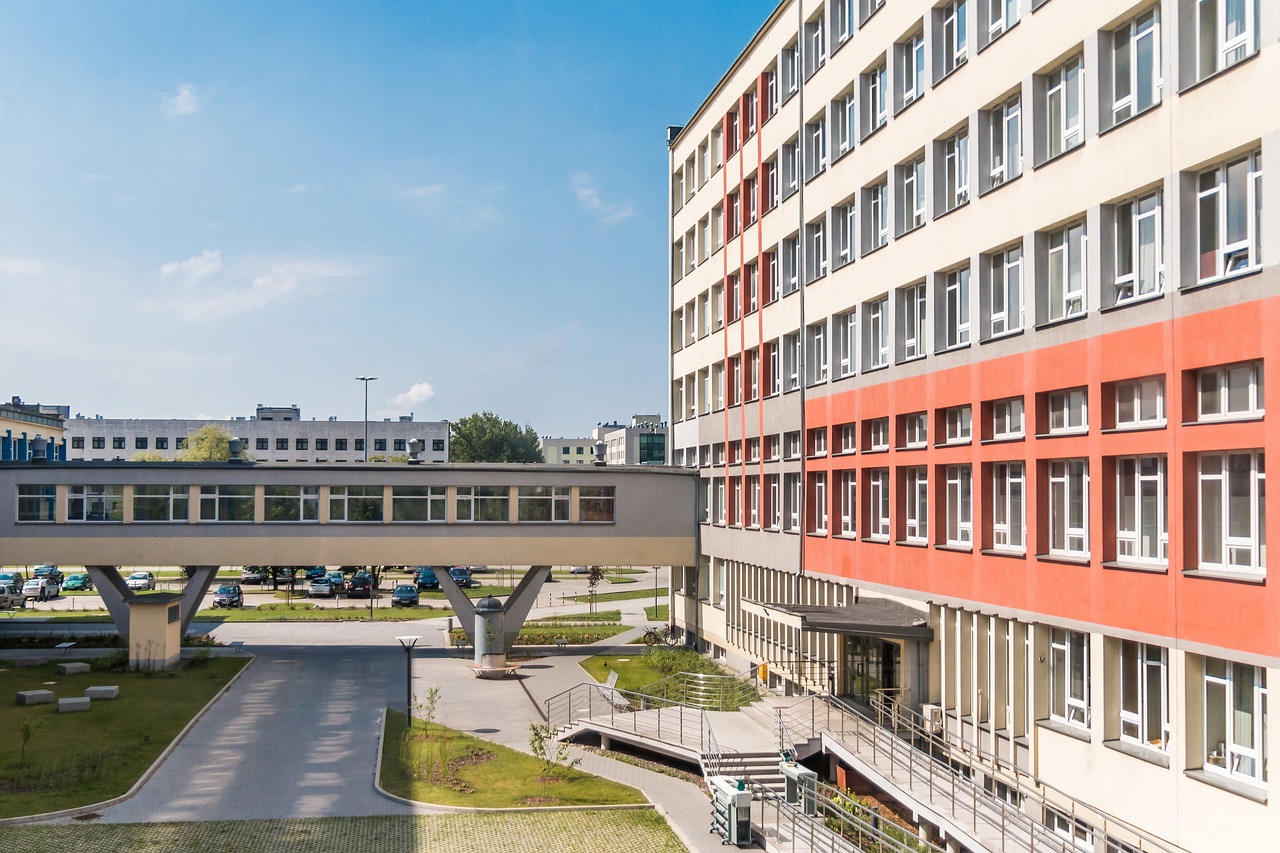 vue d'un bâtiment scolaire 